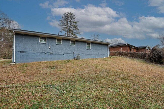 Building Photo - 667 Tara Cir SE