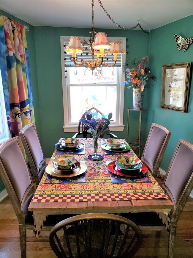 Dining Room with view of Fairport's Lift Bridge. Seats 6 and extra bar area seats another 4 people - 20 Roselawn Ave