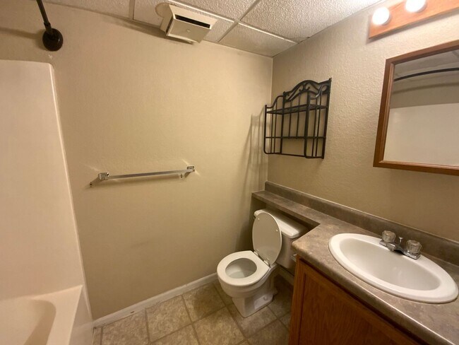 Building Photo - 3 Bedroom 2 Bathroom Duplex