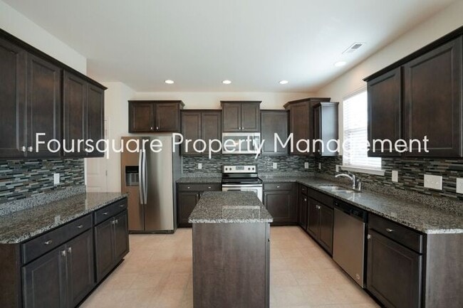 Building Photo - Spacious Single-Family Home with Open Floor Plan, Loft & Two-Car Garage – In the Popular Arrowhea...