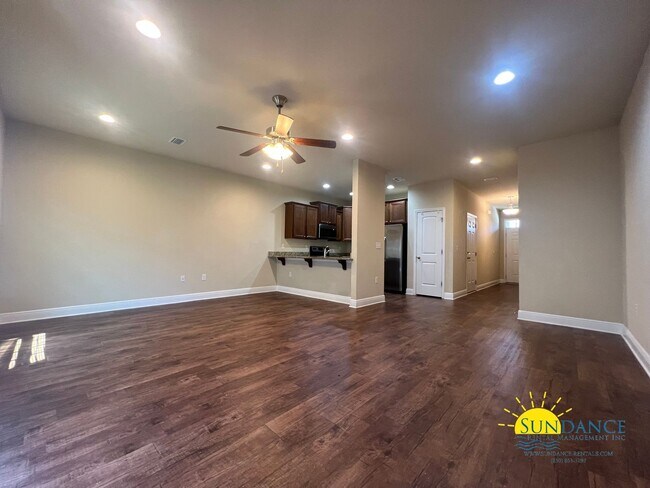 Building Photo - Reserve Pointe Townhome with Community Pool!