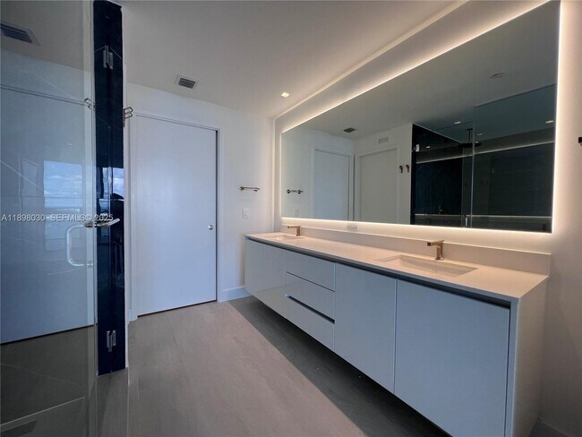 Building Photo - 700 NE 24th St