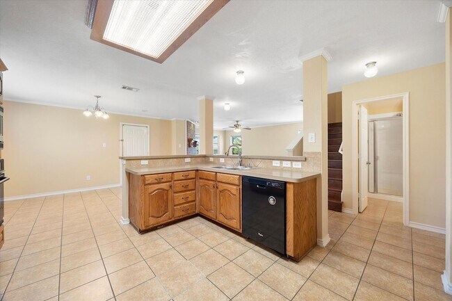 Building Photo - 1100 Camelot Dr