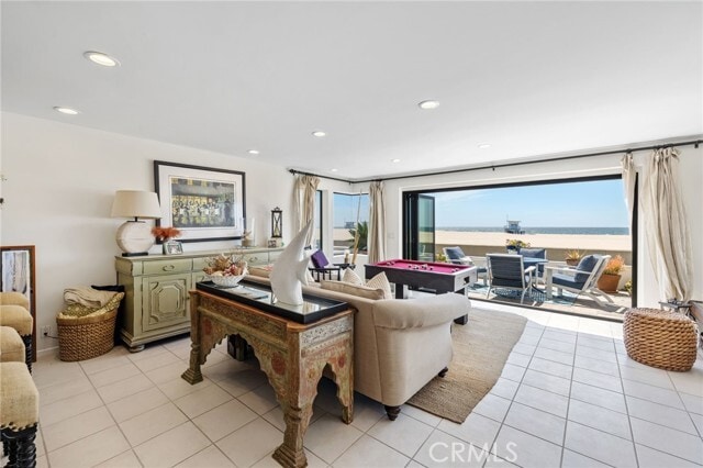 Building Photo - 536 The Strand