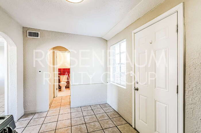 Building Photo - 302 W Flores St