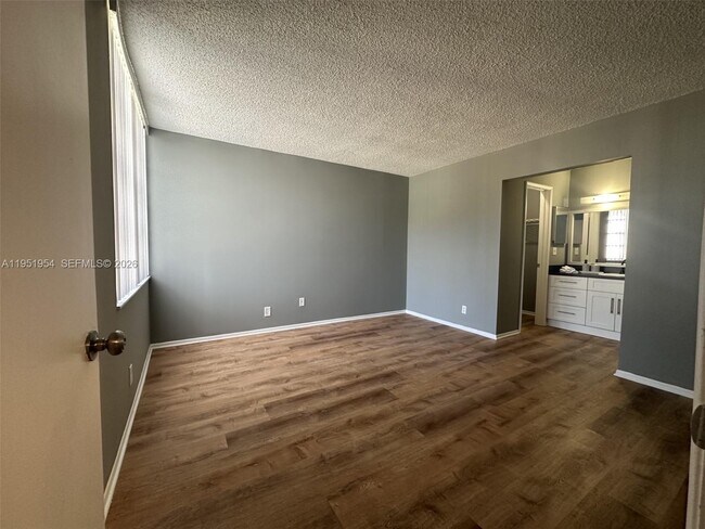 Building Photo - 9450 Live Oak Pl