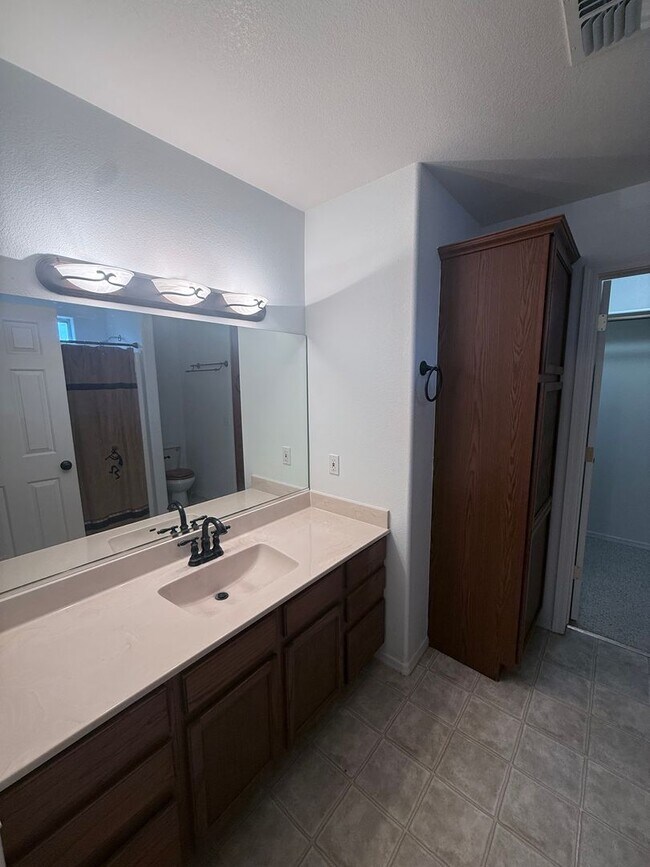 Building Photo - 3 Bedroom 2 Bathroom Home