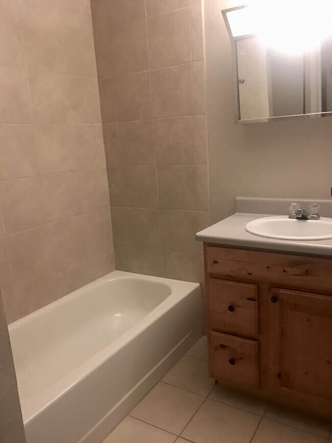 Building Photo - 533 14th Ave