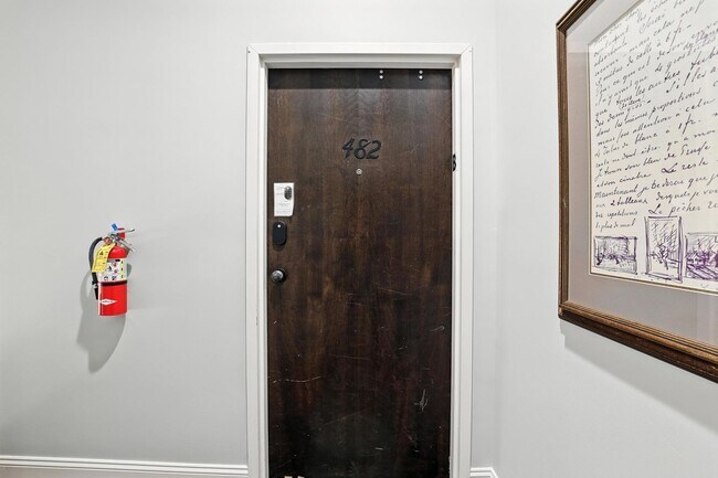 Building Photo - North Thomas 472-492