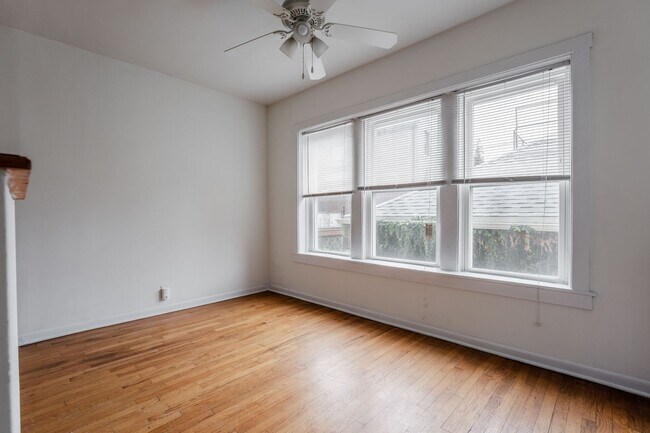 Building Photo - North Center / St. Bens - 2 Bed / 1 Bath - Heat Included