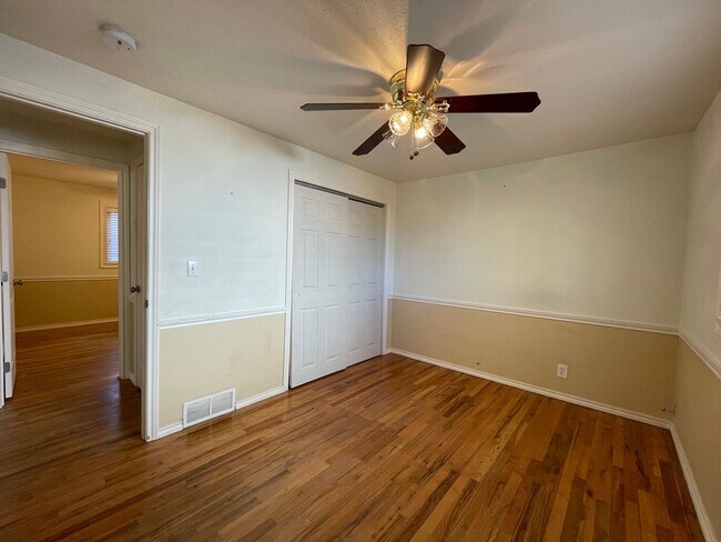 Building Photo - $0 DEPOSIT OPTION! TIMELESS VINTAGE CHARM: 2-BED, 1-BATH UNIT IN A CHARMING TRIPLEX