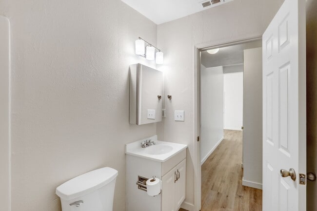 Building Photo - 406 Scripps Dr