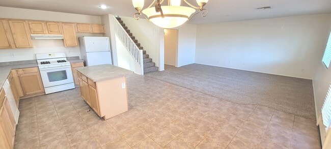 Building Photo - Circle Cross