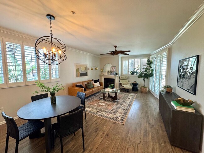 Building Photo - Gorgeous 3 Bed, 2 Bath Unit with Ocean Views