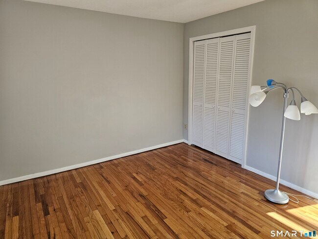 Building Photo - 494 Oak Ave