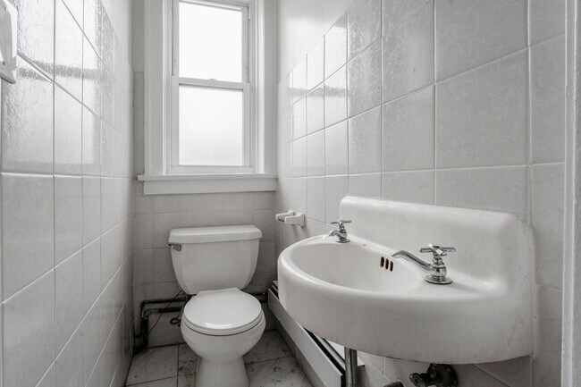 Building Photo - Sheridan Park / Uptown - 2 Bed / 1.5 Bath