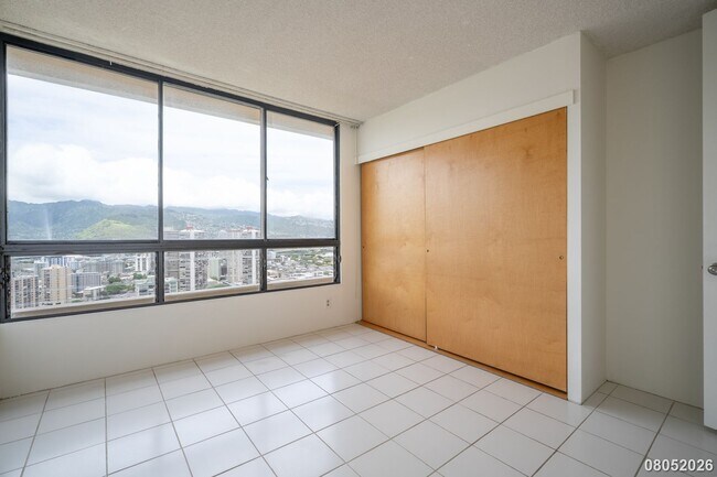 Building Photo - 2121 Ala Wai Blvd