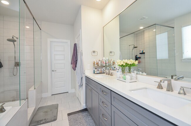 Building Photo - 2812 Grand Fountains Dr