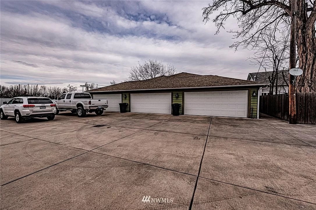 Private drive that is off of Howard Street - 2122 Howard St