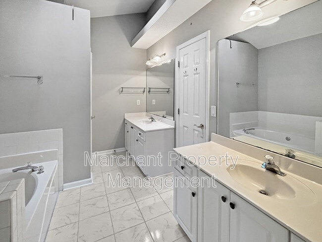 Building Photo - 6 Twickenham Dr