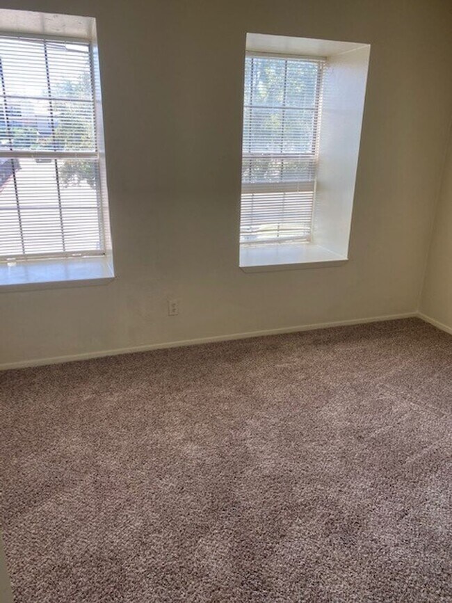 Building Photo - 2 bedroom condo close to UNT