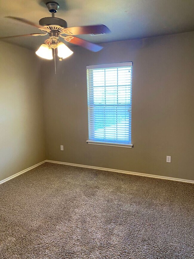 Building Photo - Beautiful Home in Southeast Moore with Storm Shelter!