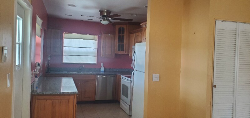 Building Photo - 131 SE Serenata Ct