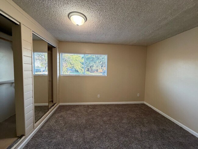 Building Photo - Affordable 3 BD 2 BA house in SW Bakersfield on a corner lot