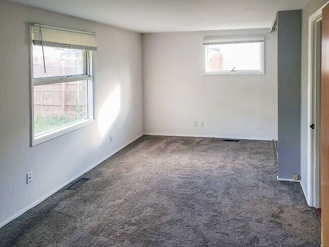 Building Photo - Enclosed Porch