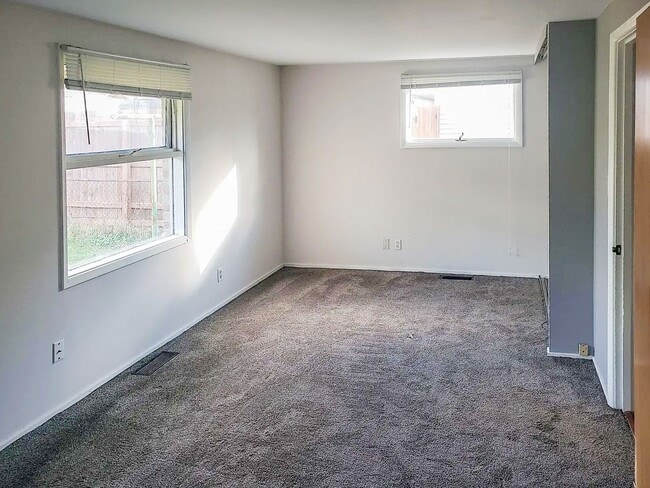 Building Photo - For Rent: 3 Bedroom Home with a Sunroom and Garage! Nice yard!