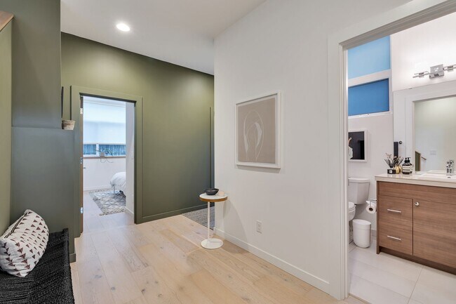 Building Photo - Modern stylish Madison Valley home