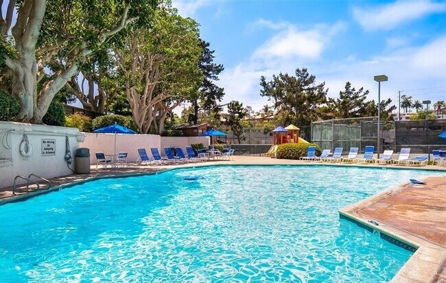 Building Photo - Stylish Sea Colony 3-Level Townhome!
