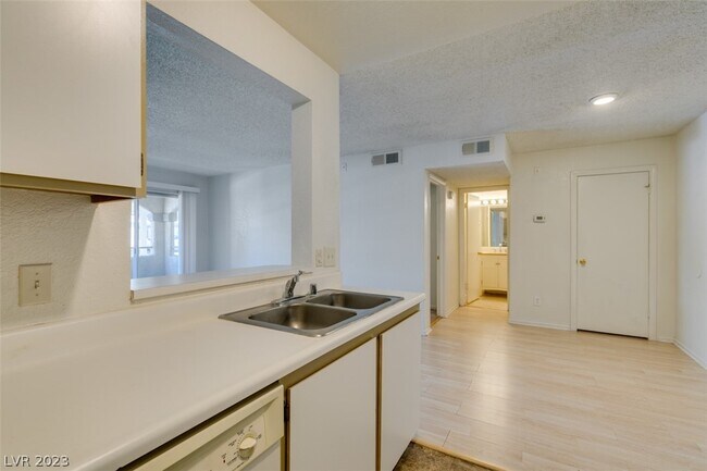 Building Photo - 221 Mission Newport Ln