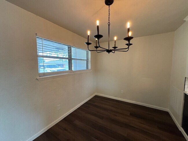 Building Photo - Stunning and trendy 3 bed 2 bath 2 car gar...