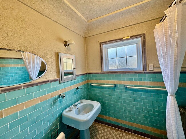 Building Photo - Charming Studio in the heart of Capitol Hill!!!!!