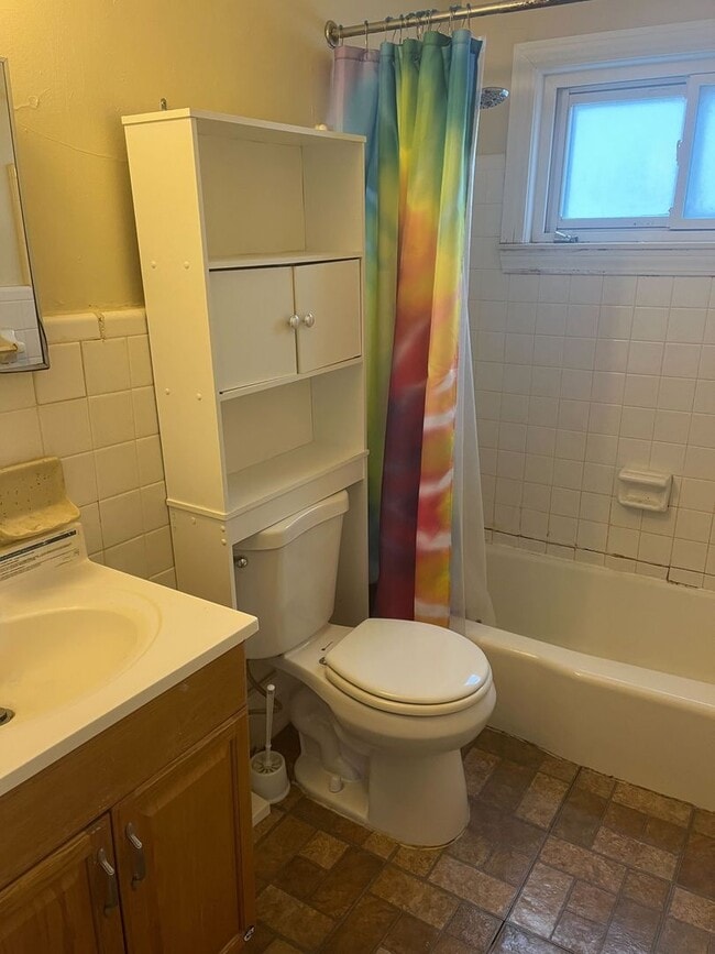 Building Photo - 2 Bedroom Bungalow - $1100