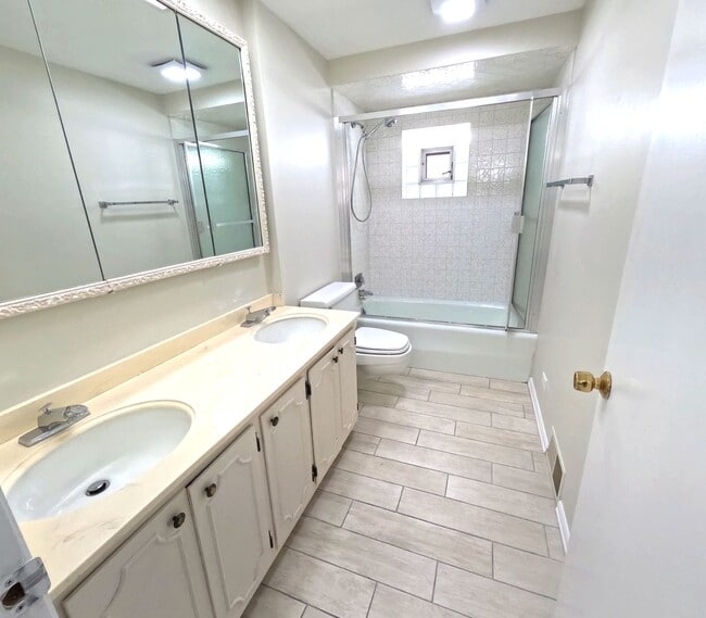 Building Photo - Beautiful Home Lowell Ave.