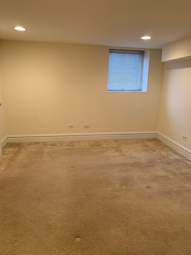 Building Photo - 5419 N Ravenswood Ave