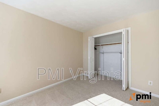 Building Photo - 1002 Nicklaus Dr