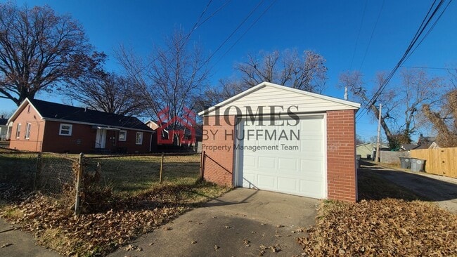 Building Photo - Two Bedroom House - Garage - Move In Ready
