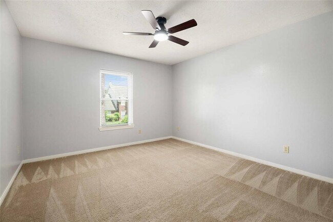 Building Photo - 15127 Greenleaf Ln