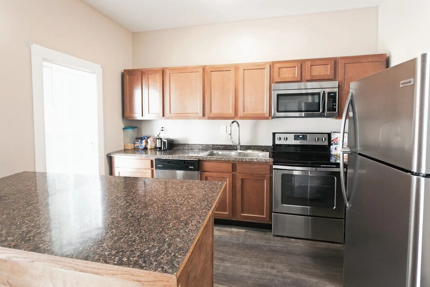 Building Photo - 72 Walnut St