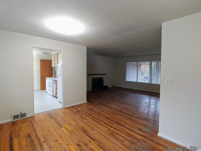 Building Photo - "Charming 2-Bed Retreat with Gleaming Hardwood Floors in Prime Seattle Location!"