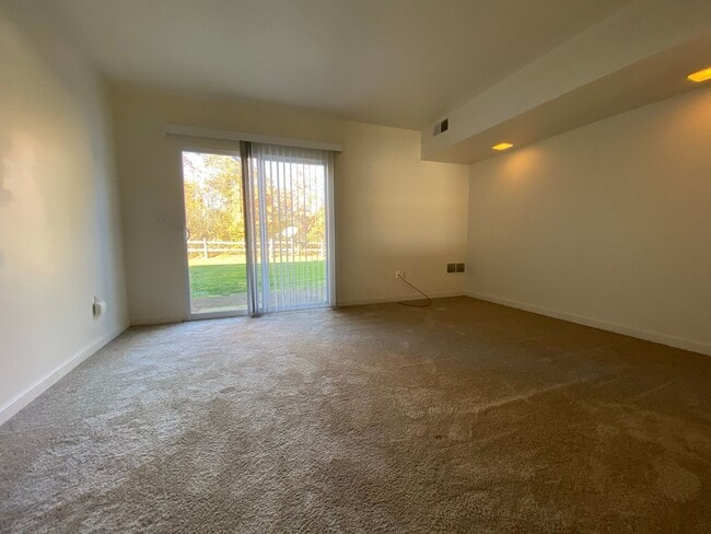 Building Photo - Beautiful Brick 2 BR Townhouse in Great Zelienople Location! Updated Kitchen with Quartz Counter-...