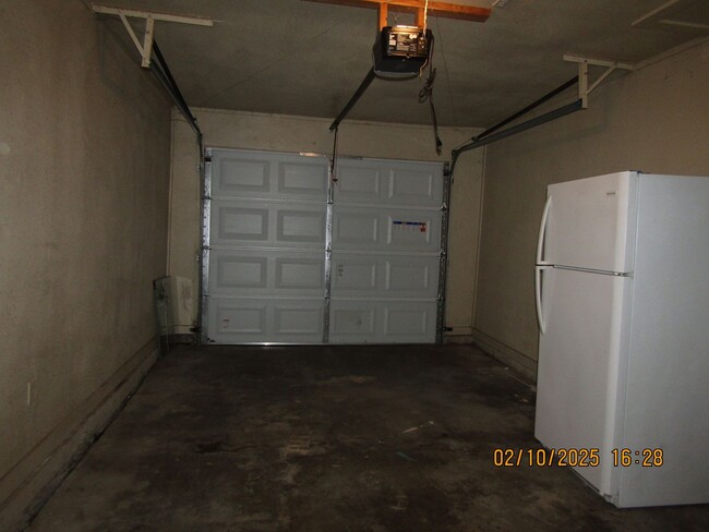 Building Photo - New listing! 3 bedrooms/1 bath/garage with carport