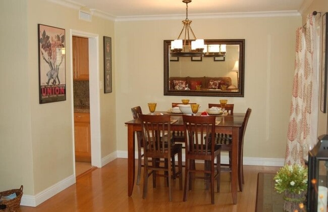 Building Photo - 1324 E Rose Ave