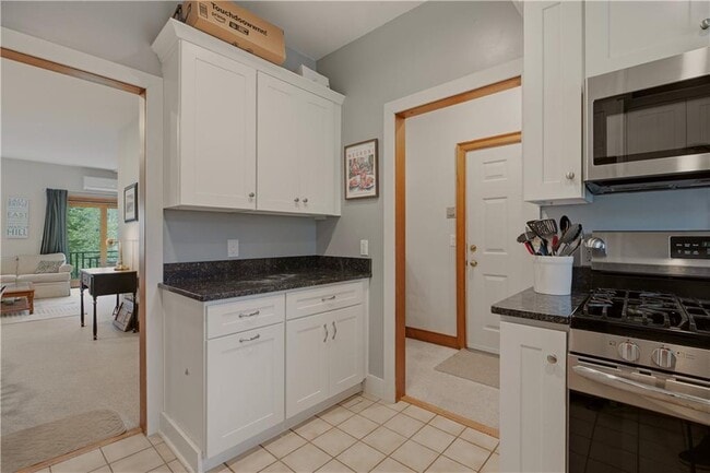 Building Photo - 158 Narragansett Ave