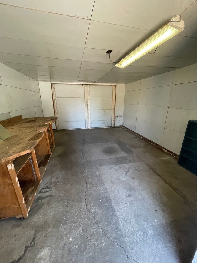Building Photo - Fully Remodeled Home on Large Lot!