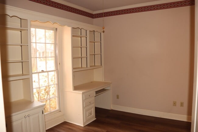 Building Photo - Large Single Family Home in Great Neighborhood