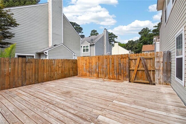 Building Photo - 4823 Lake Dr